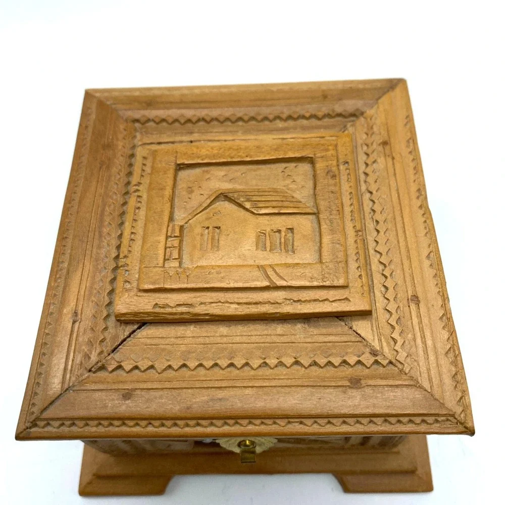 Vintage Hand‎ carved Wood Jewlery keepsake Trinket box hinged lid brass latch